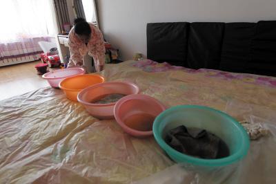 山东楼上漏水，住户失联，小区没物管，业主维权难！律师来支招……